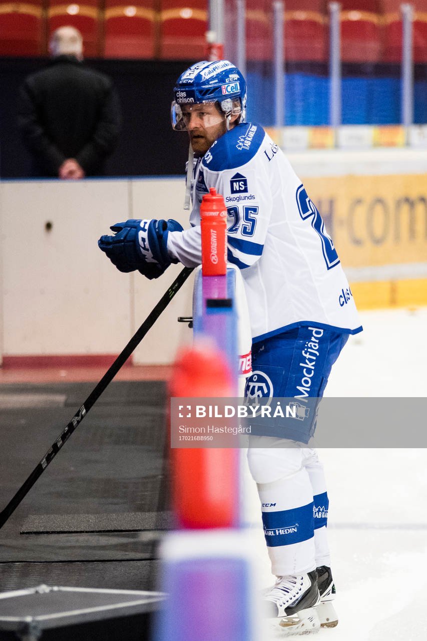 Leksands Mattias Ritola med en juniortröja före en