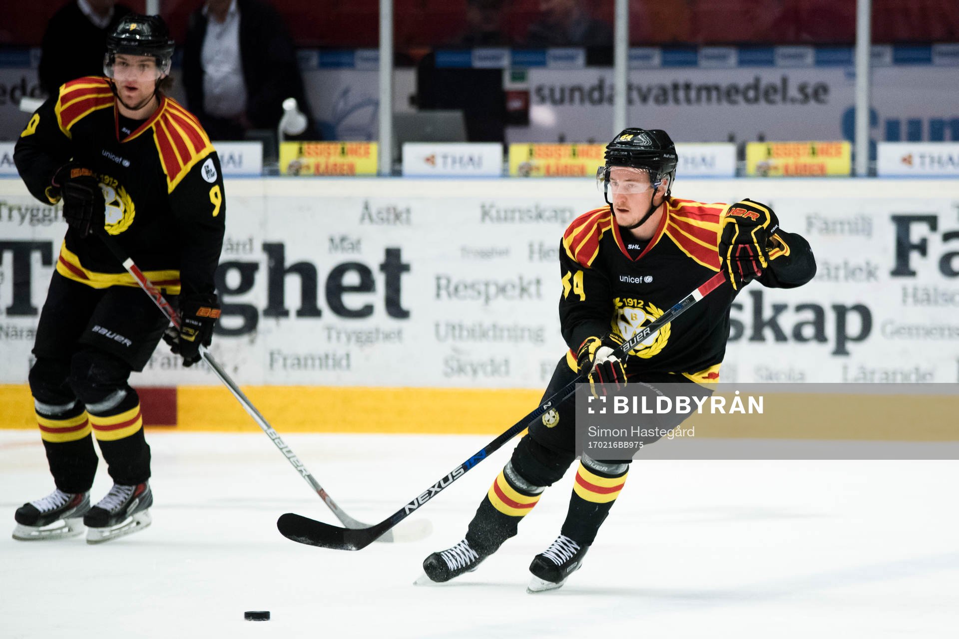 Brynäs Erik Broman och Jonathan Pudas före  en
