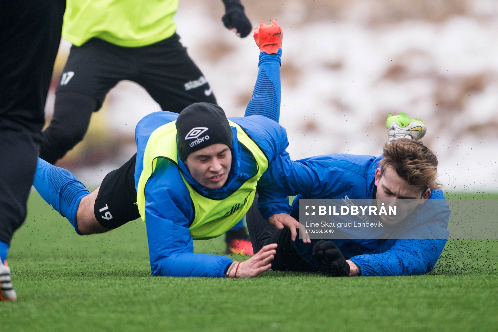 Rasmus Andernil Bozic och Andreas Östling fäller varandra