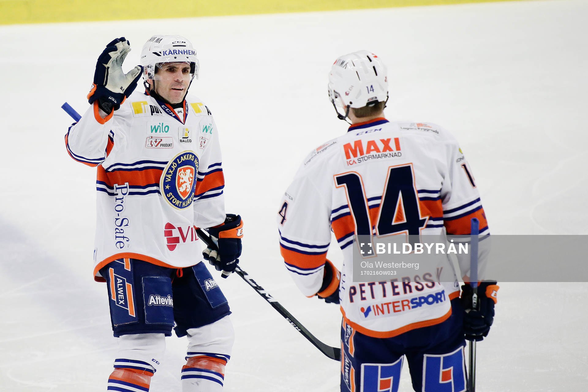 Växjös Emil Pettersson och Cory Murphy jublar