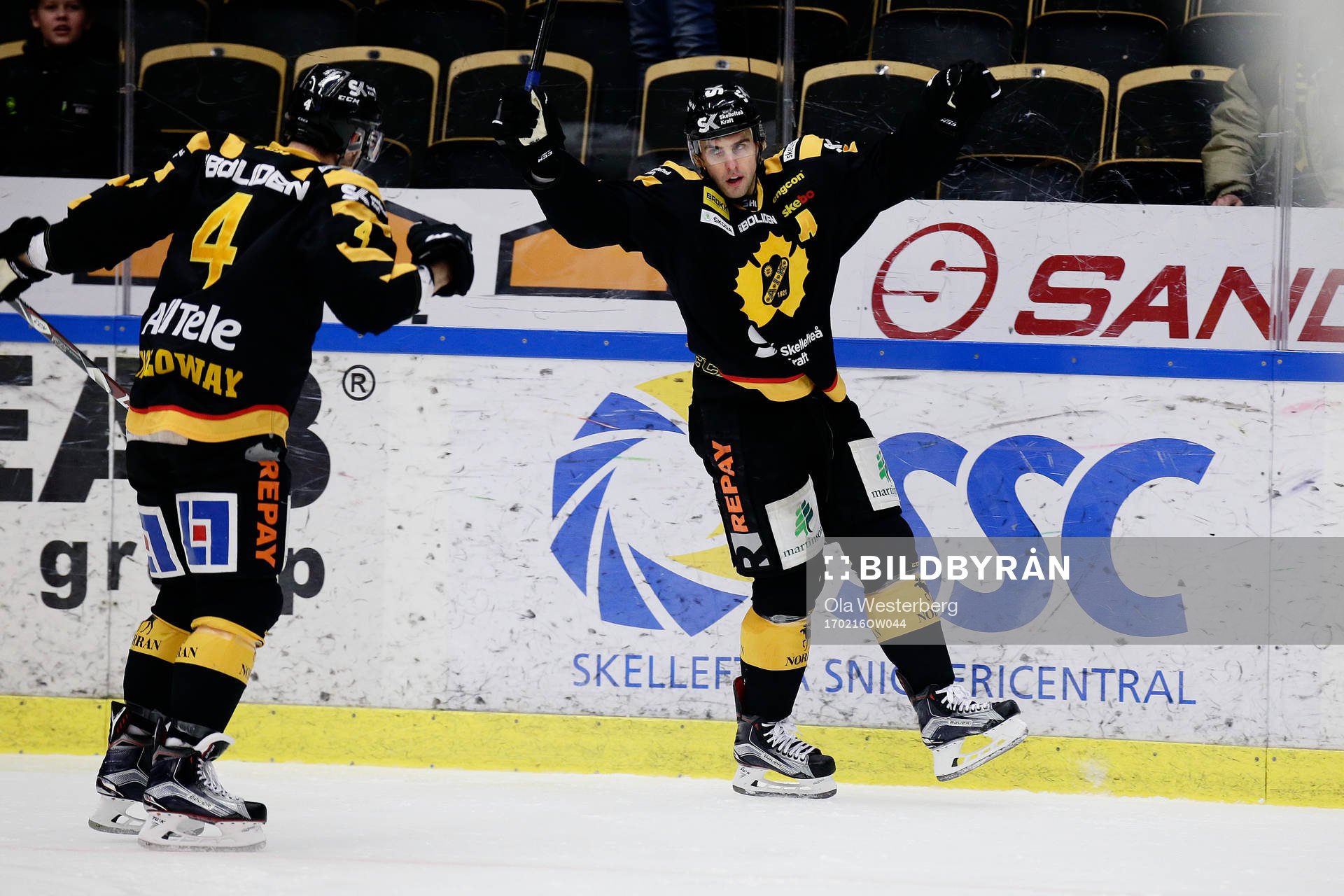 Skellefteås Joakim Lindström och Bud Holloway jublar