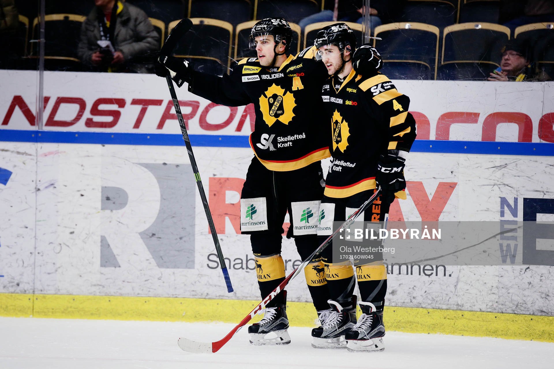 Skellefteås Joakim Lindström och Bud Holloway jublar