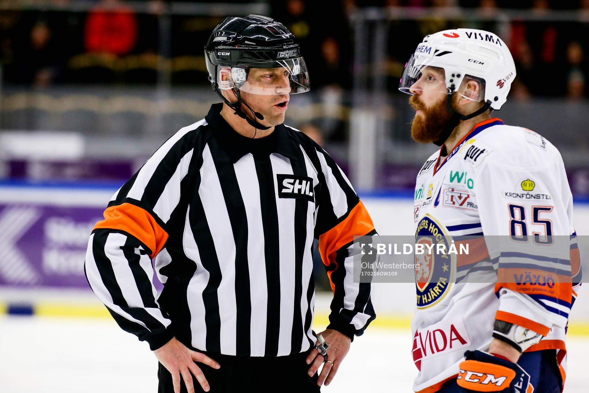 Domare Sören Persson pratar med Växjös Liam Reddox