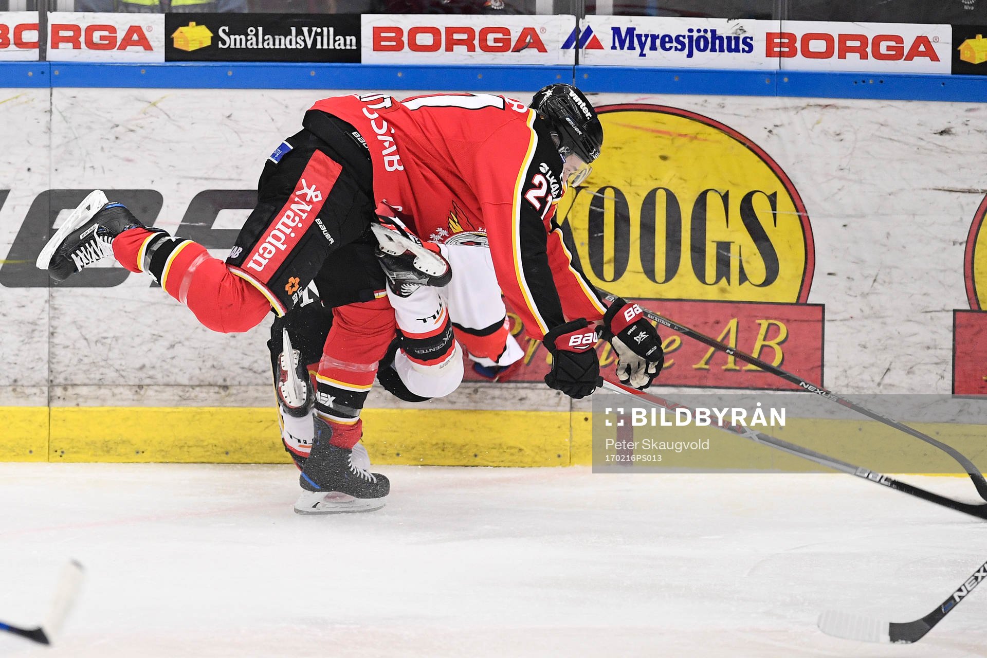Luleås Bill Sweatt tacklar Örebros Gustav Backström