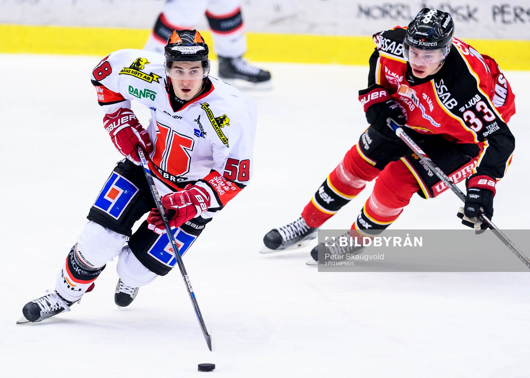 Örebros Johan Wiklander med pucken jagas av Luleås