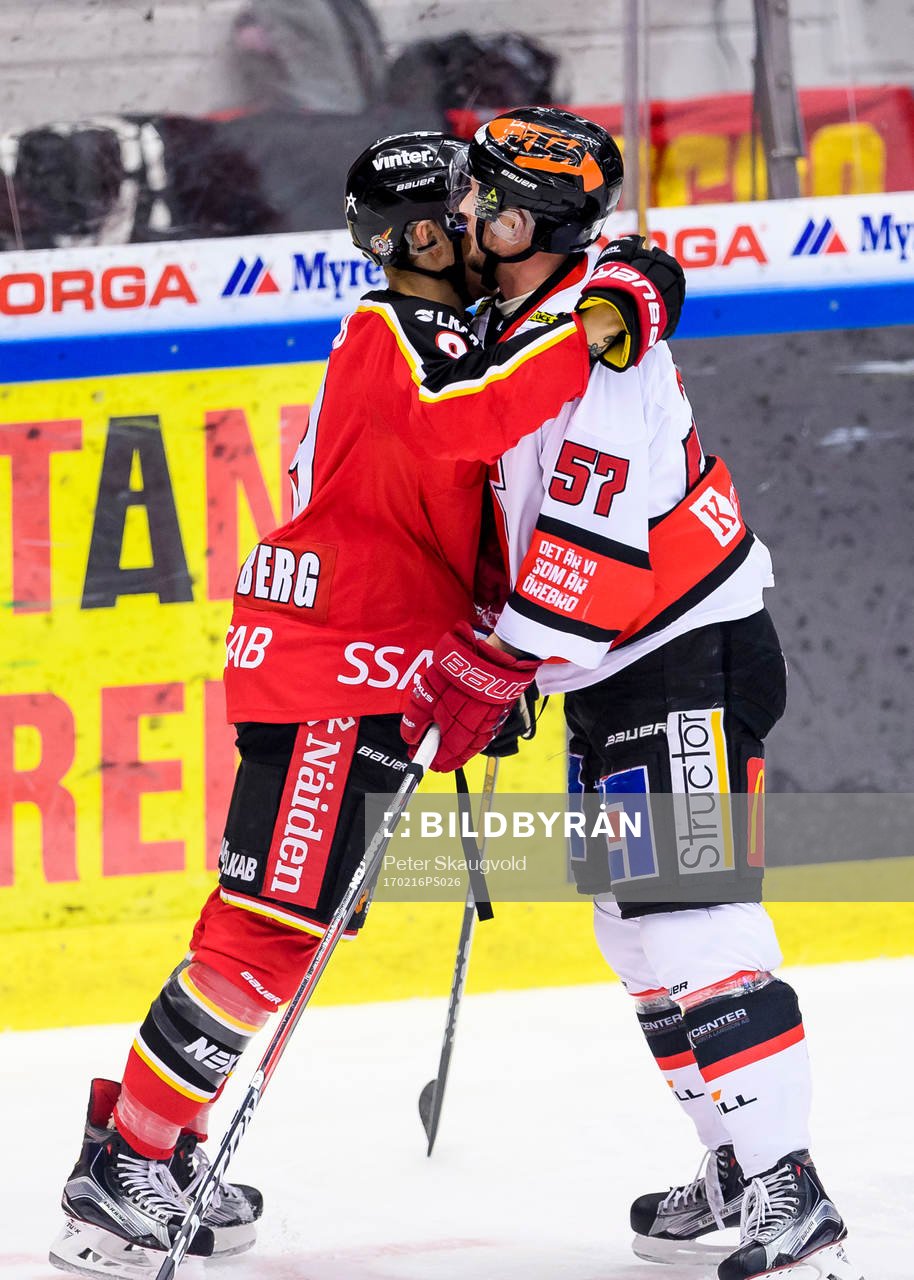 Luleås Johan Forsberg håller om Örebros Johan Motin