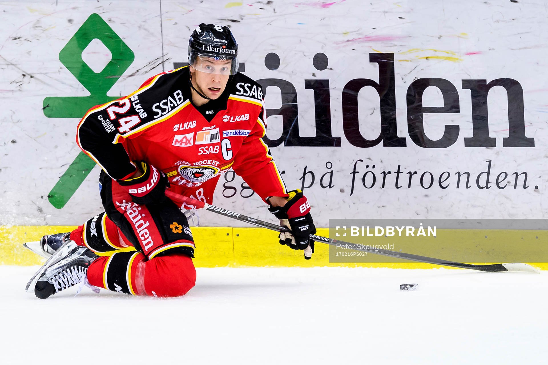 Luleås Johan Harju knästående på isen