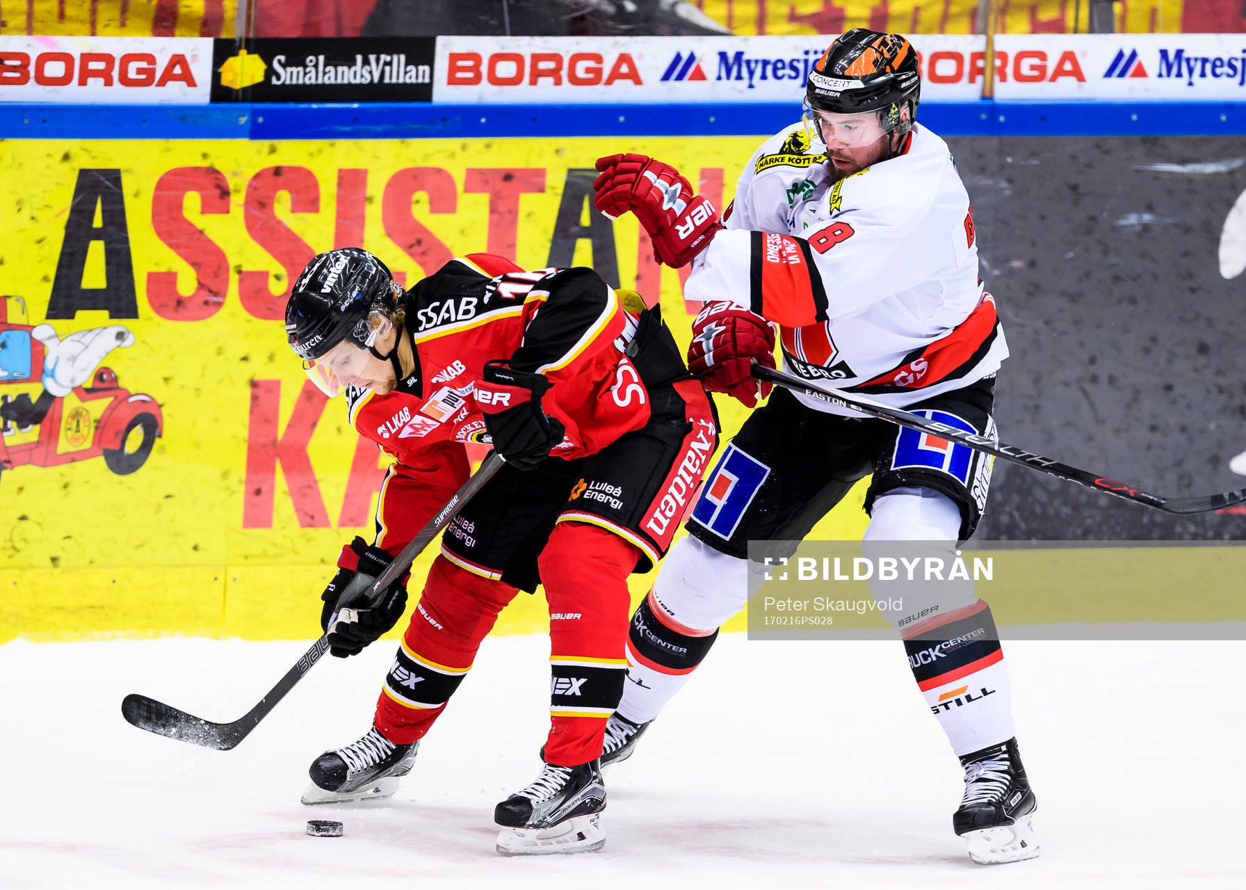Luleås Einar Emanuelsson försöker hålla undan Örebros