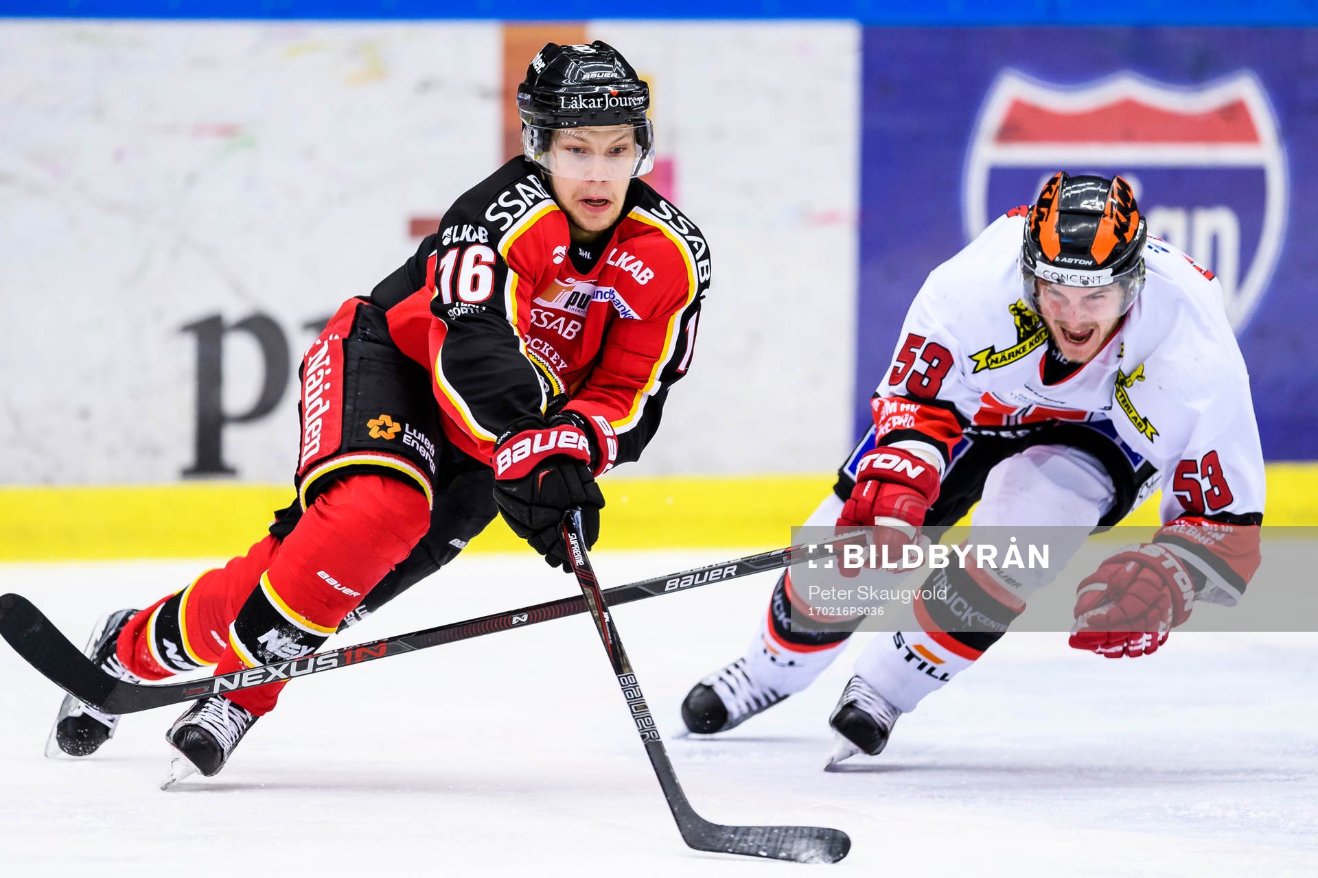 Luleås Einar Emanuelsson med pucken jagas av Örebros