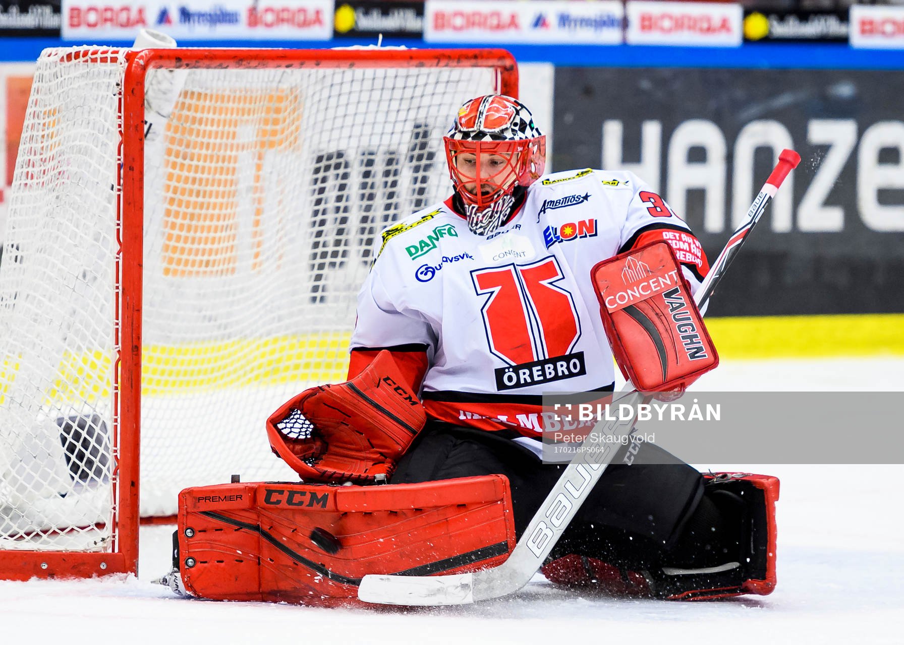 Örebros målvakt Julius Hudacek räddar ett skott