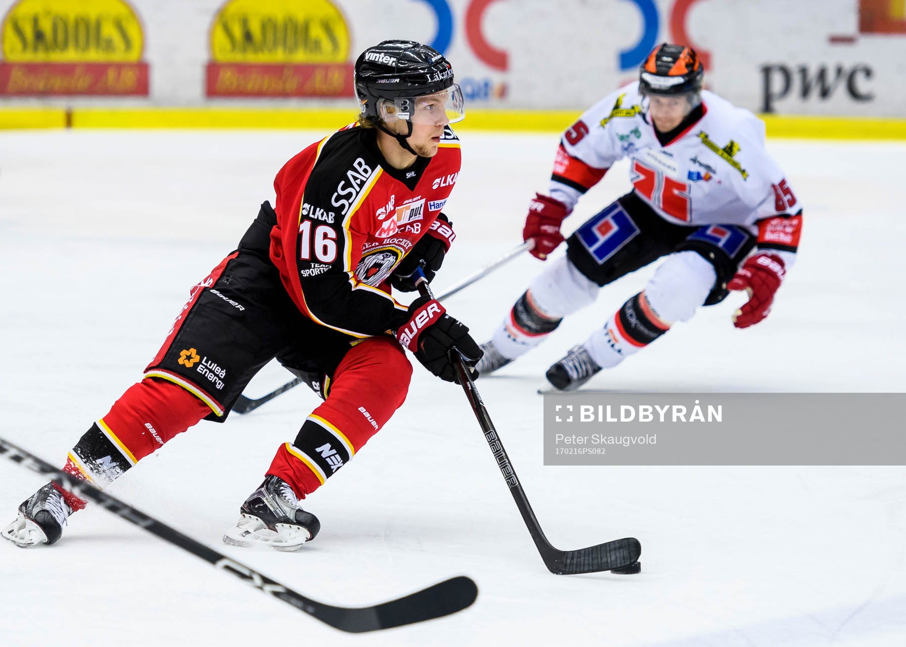 Luleås Einar Emanuelsson med pucken