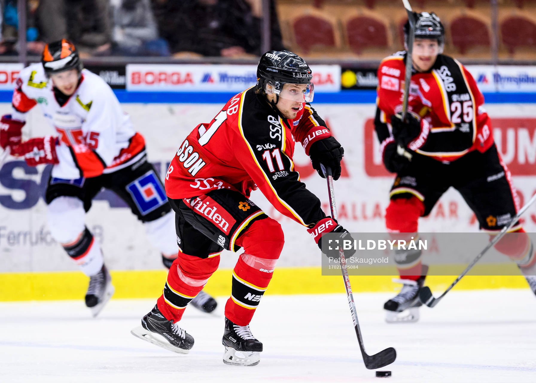 Luleås Petter Emanuelsson med pucken