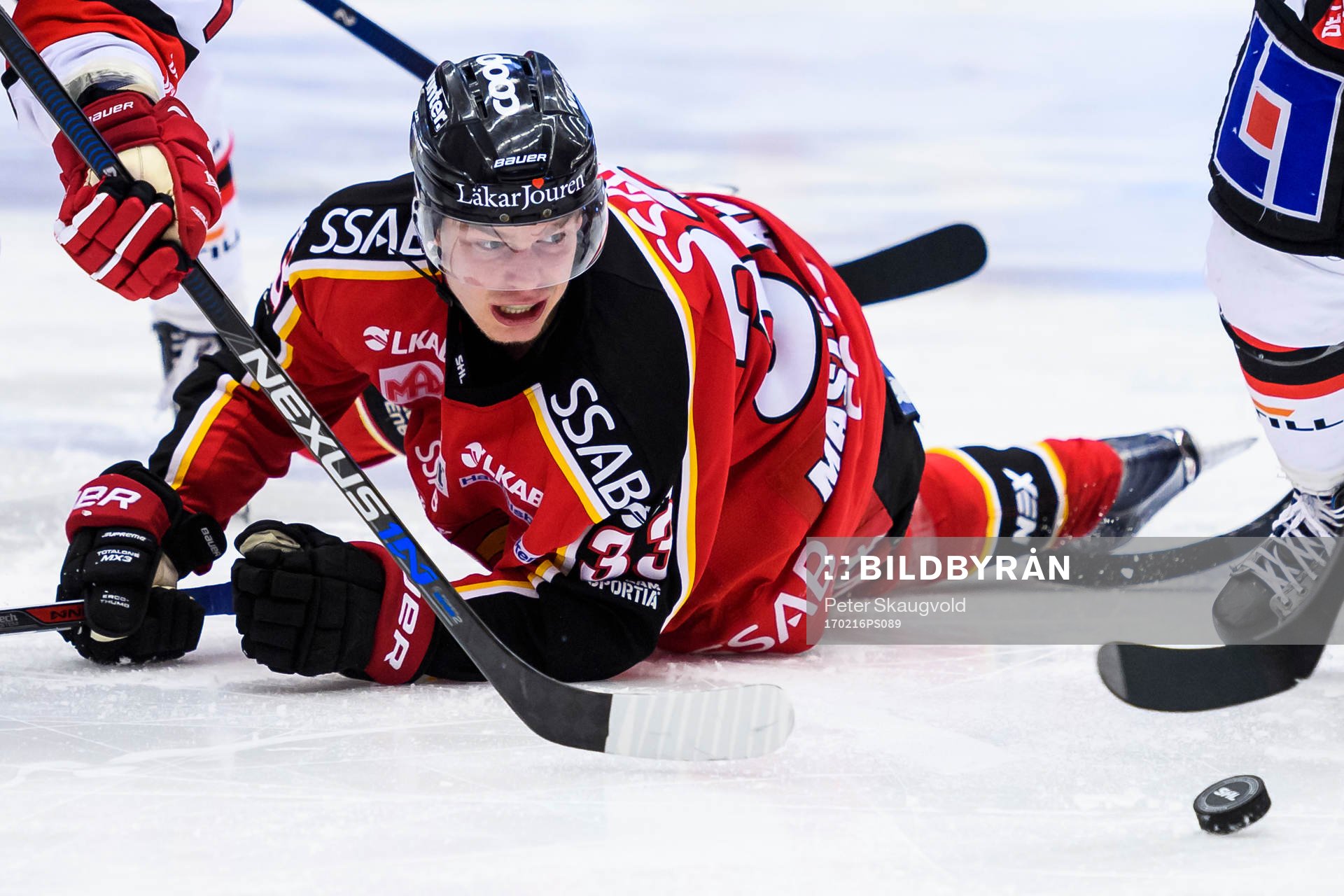 Luleås Christopher Mastomäki liggar på isen