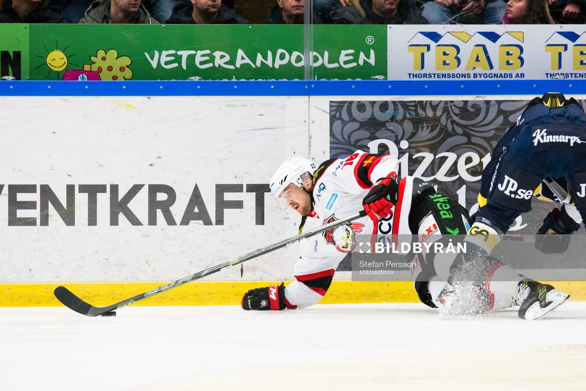 Malmö Redhawks Magnus Häggström går omkull