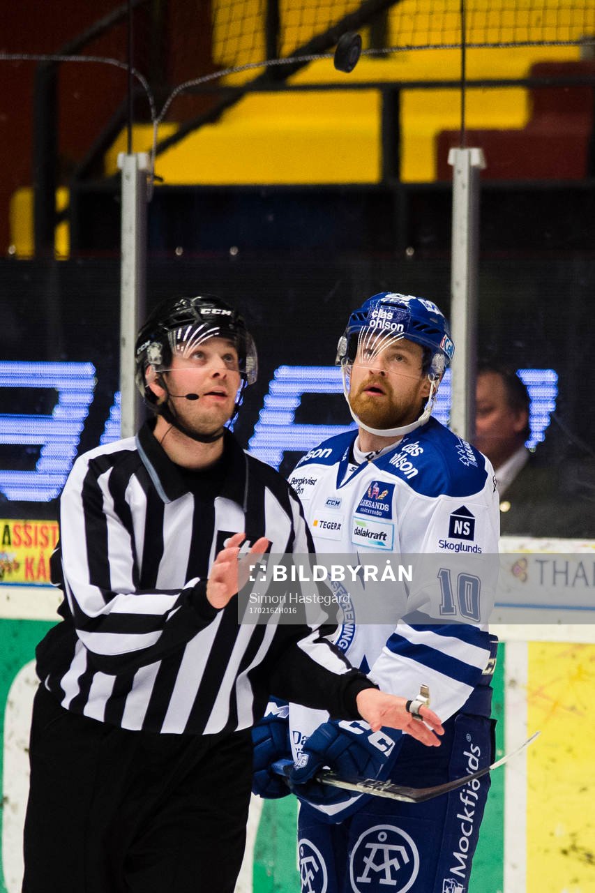 Linjedomare Daniel Persson fångar puck från Leksands