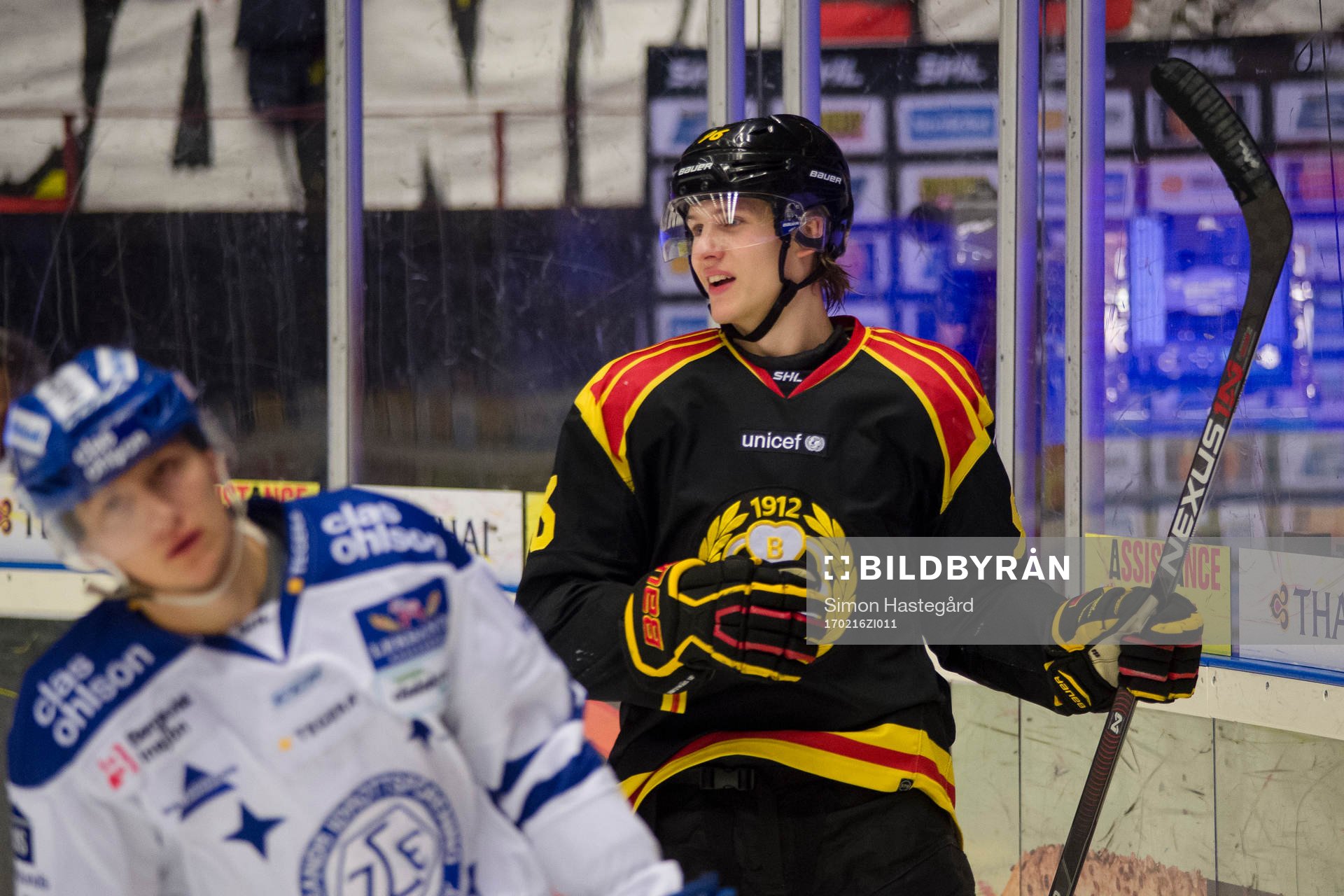 Brynäs Jacob Blomqvist jublar samtidigt som Leksands