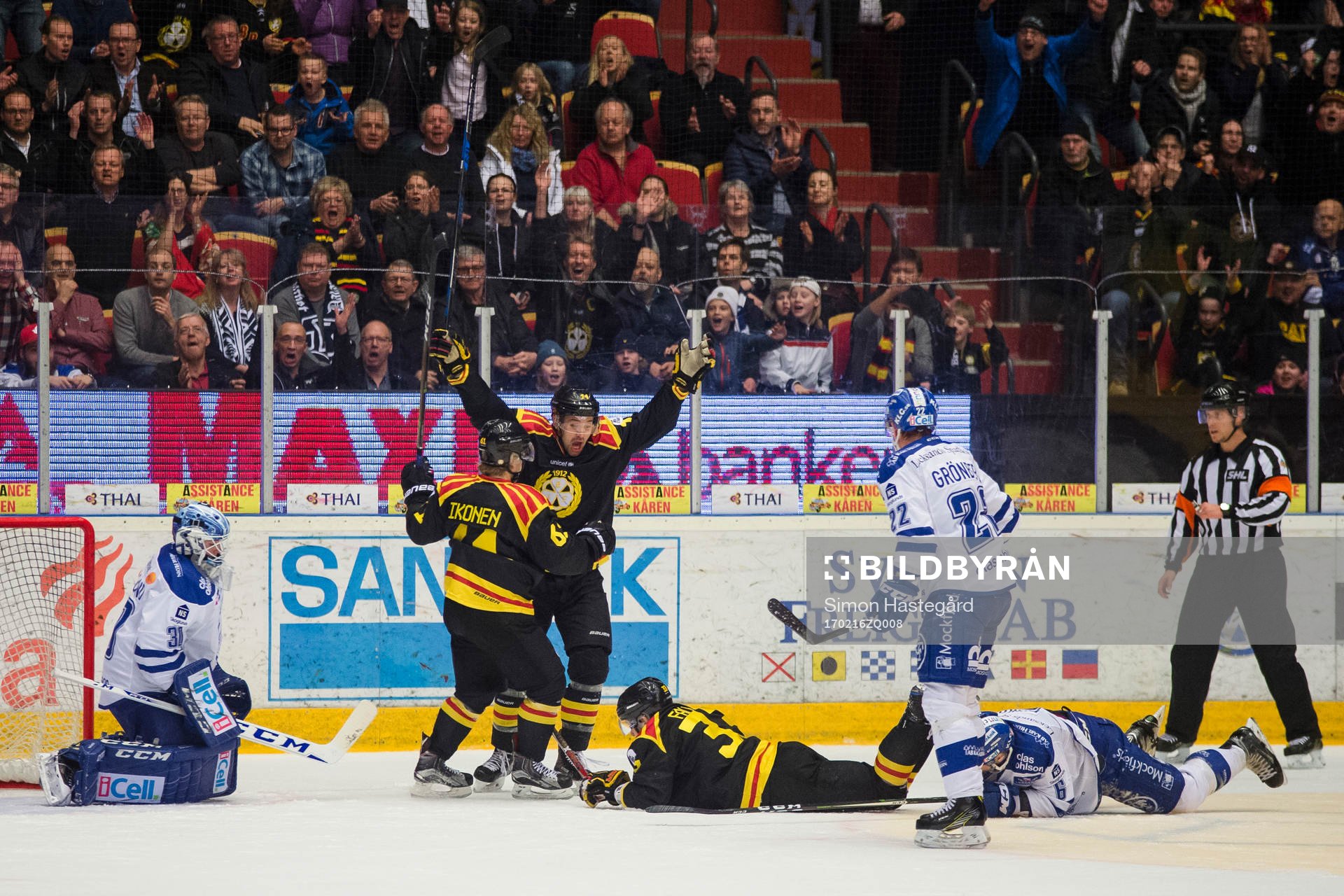 Brynäs Juuso Ikonen , Johan Alcén och Elias Fälth  jublar