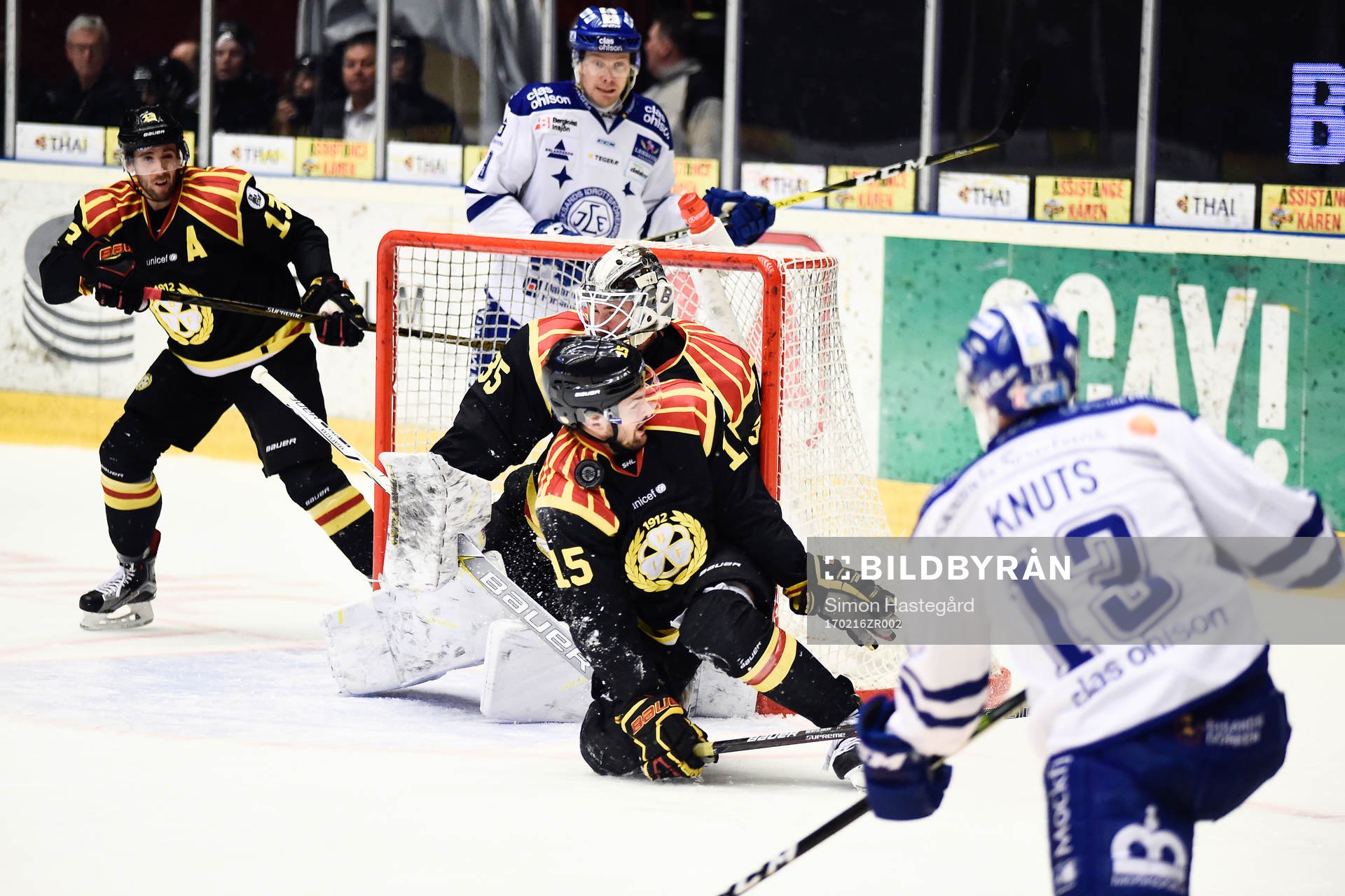 Brynäs Simon Bertilsson täcker skott av Leksands Jon