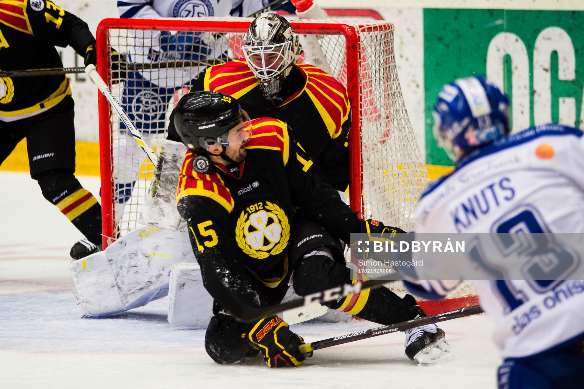 Brynäs Simon Bertilsson täcker skott från Leksands Jon