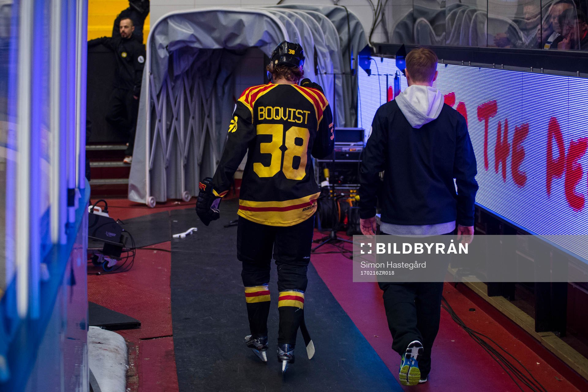 Brynäs Jesper Boqvist lämnar isen skadad