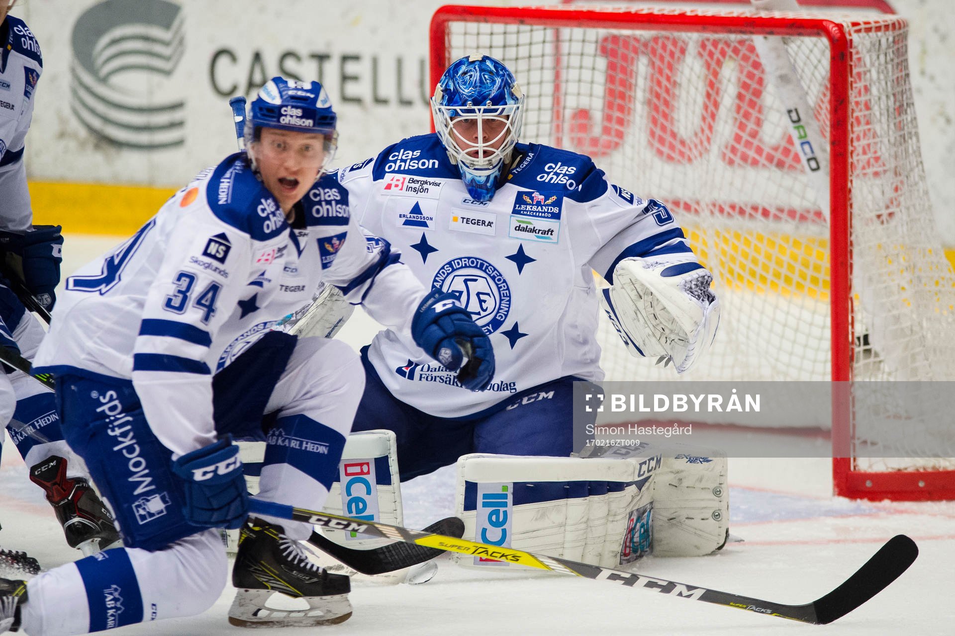 Leksands Olle Alsing och målvakt Atte Engren försvarar