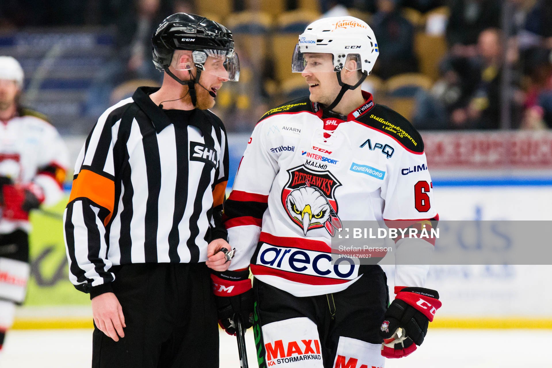 Domaren Mikael Holm i samspråk med Malmö Redhawks Nicklas