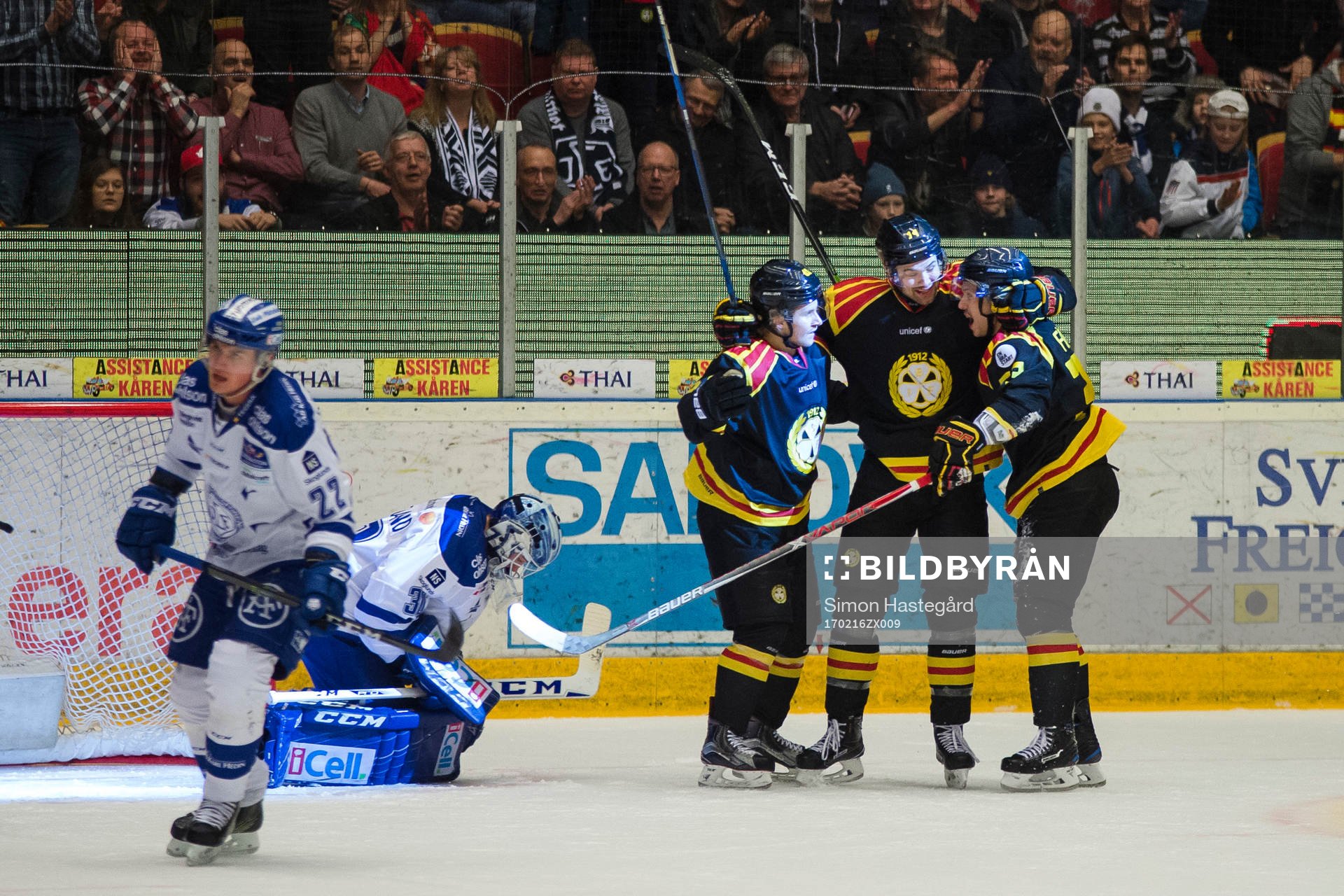 Brynäs Juuso Ikonen , Johan Alcén och Elias Fälth  jublar