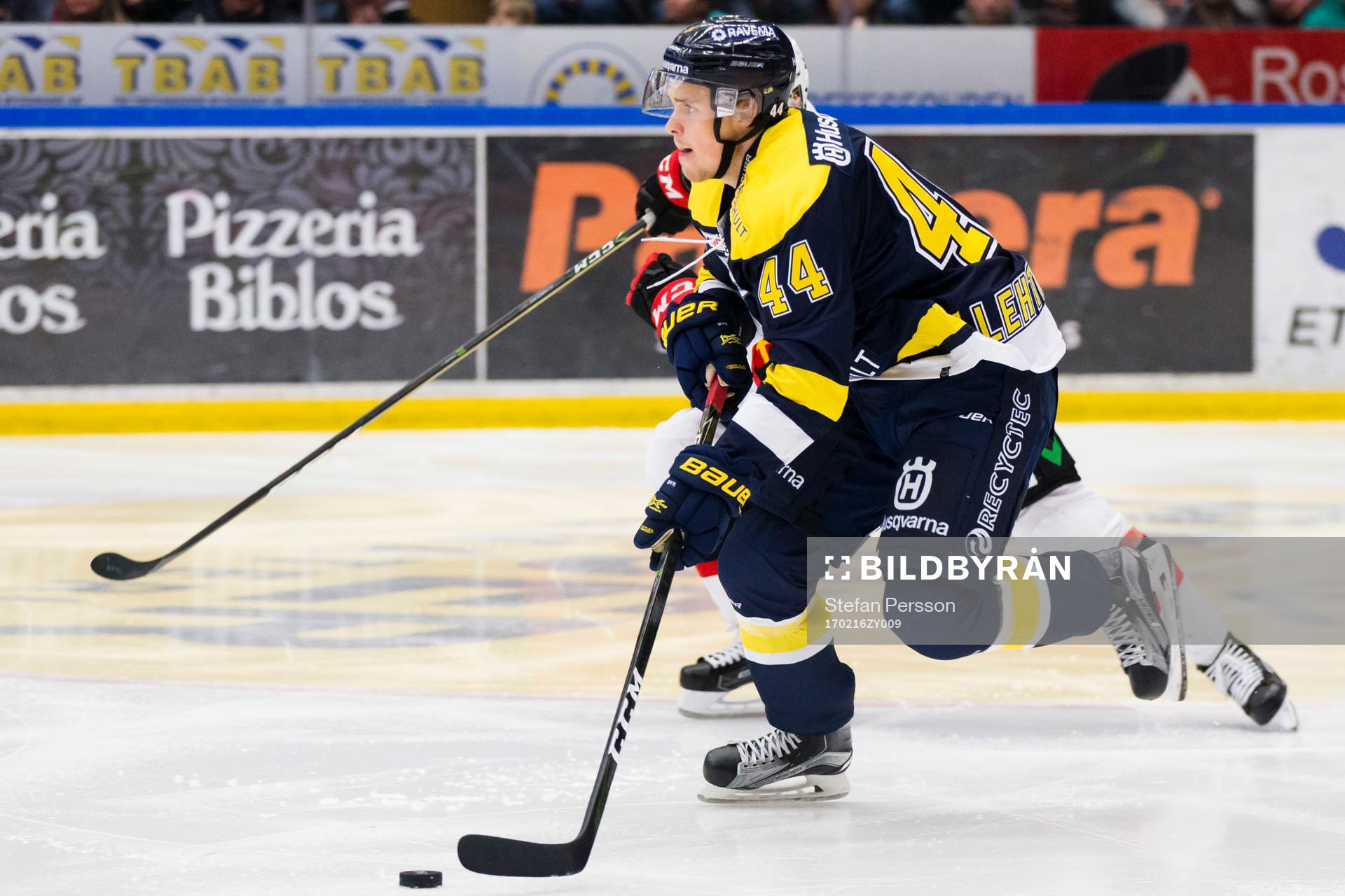 s Mikko Lehtonen med pucken