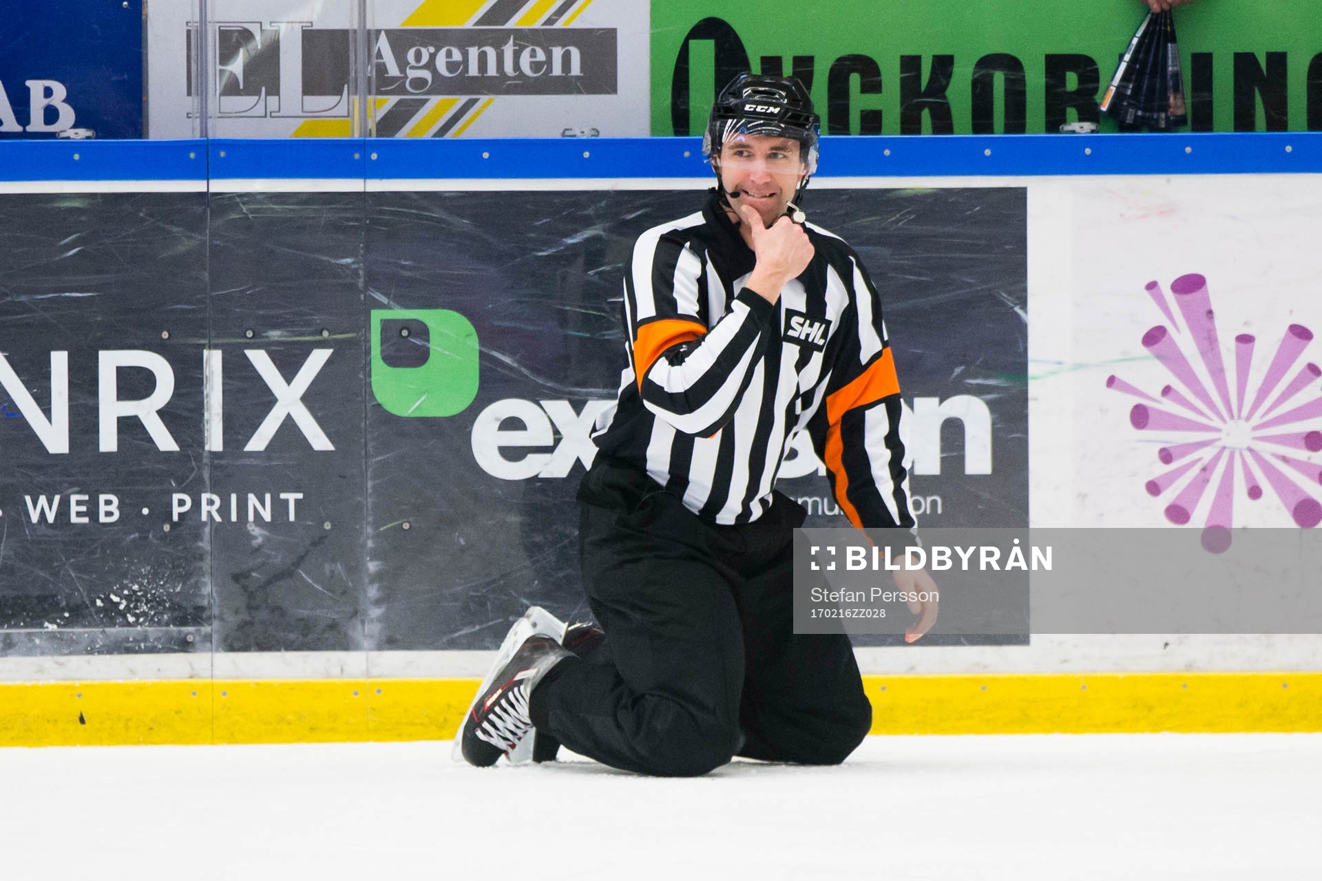 Domaren Linus Öhlund står på knä
