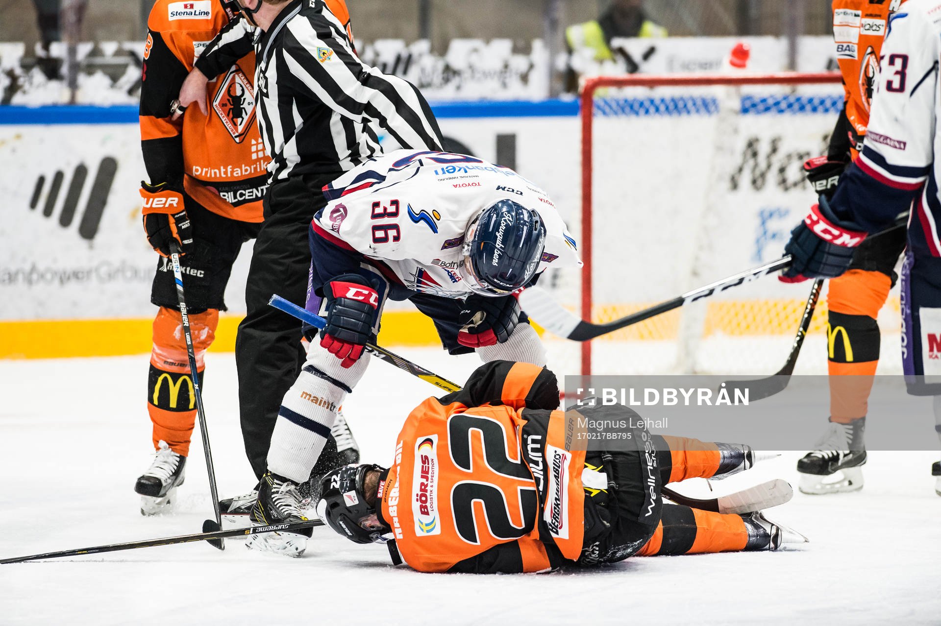 Linköpings Niklas Fogström lutar sig över en liggande