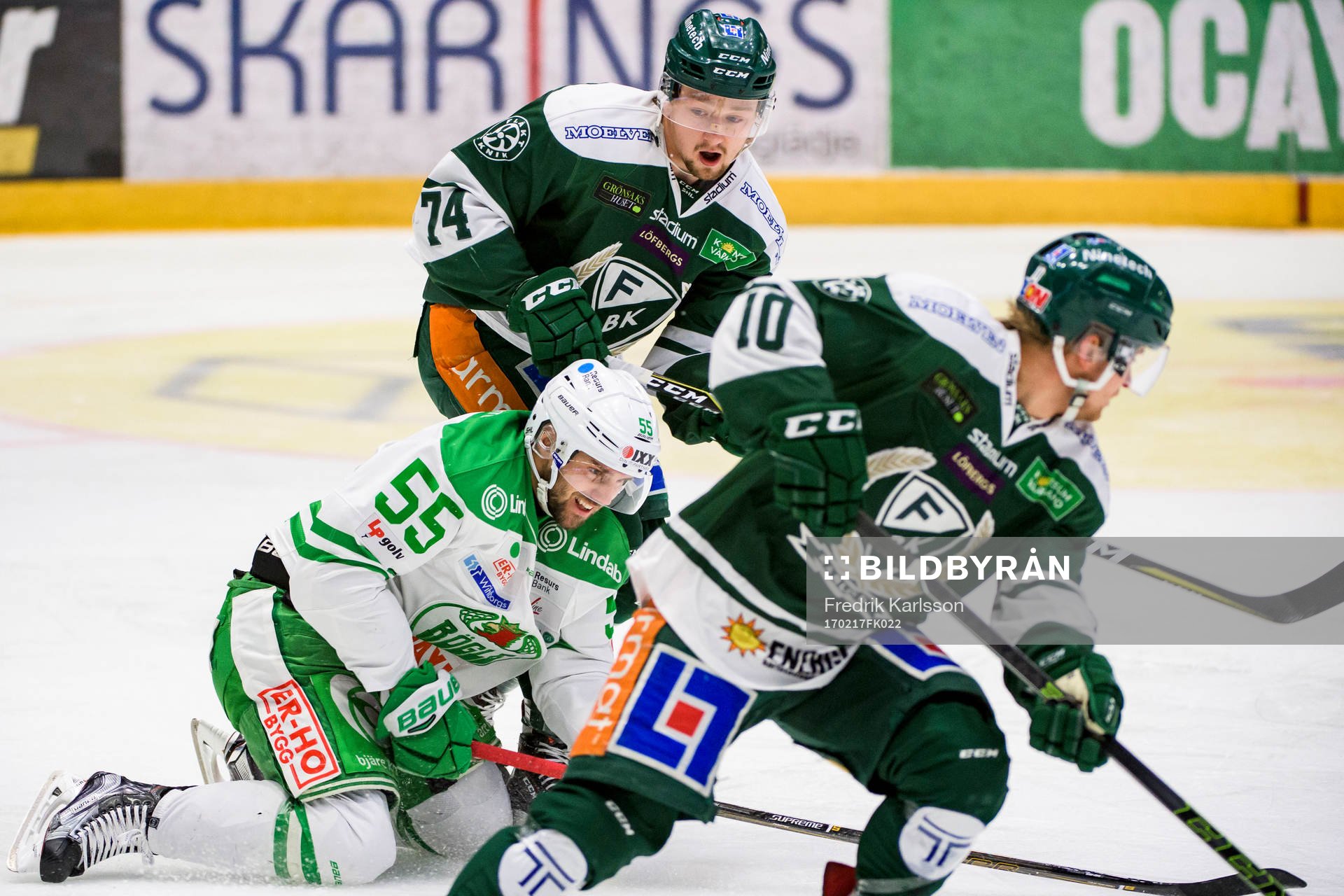 Färjestads Rasmus Asplund och Rögles Felix Schütz