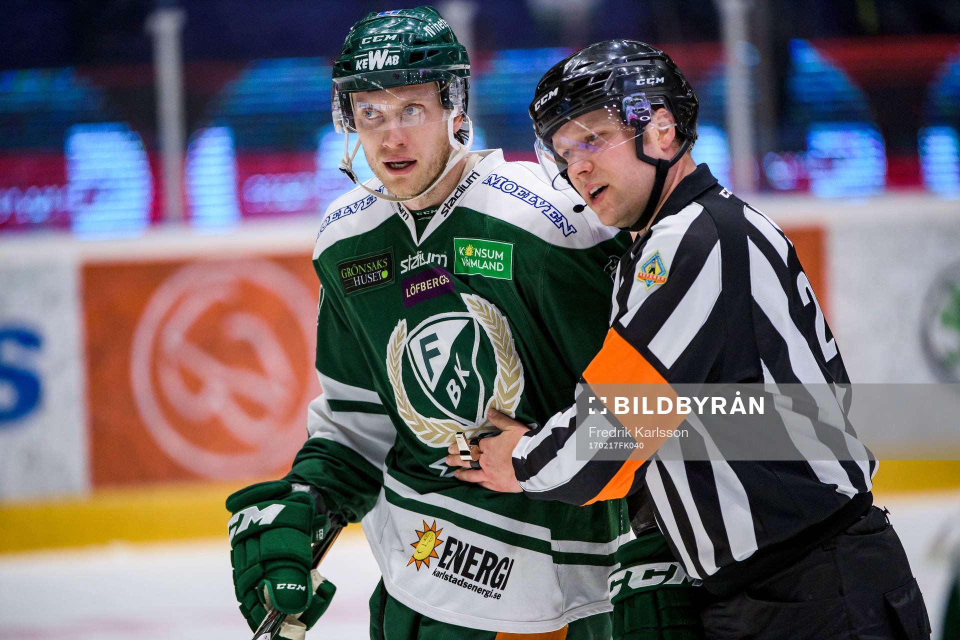 Färjestads Johan Ryno samtalar med Domare Aleksi Rantala