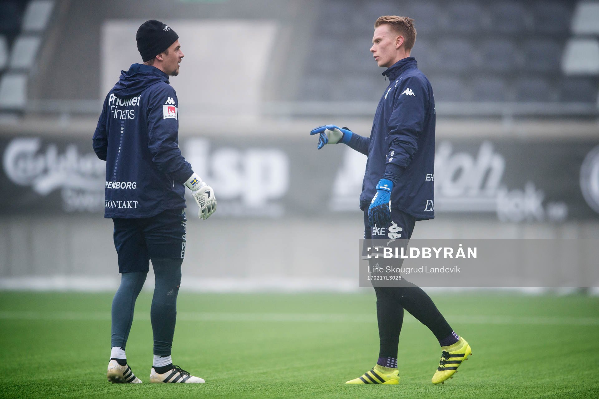 Målvakt Erik Dahlin och målvakt Pontus Dahlberg pratar