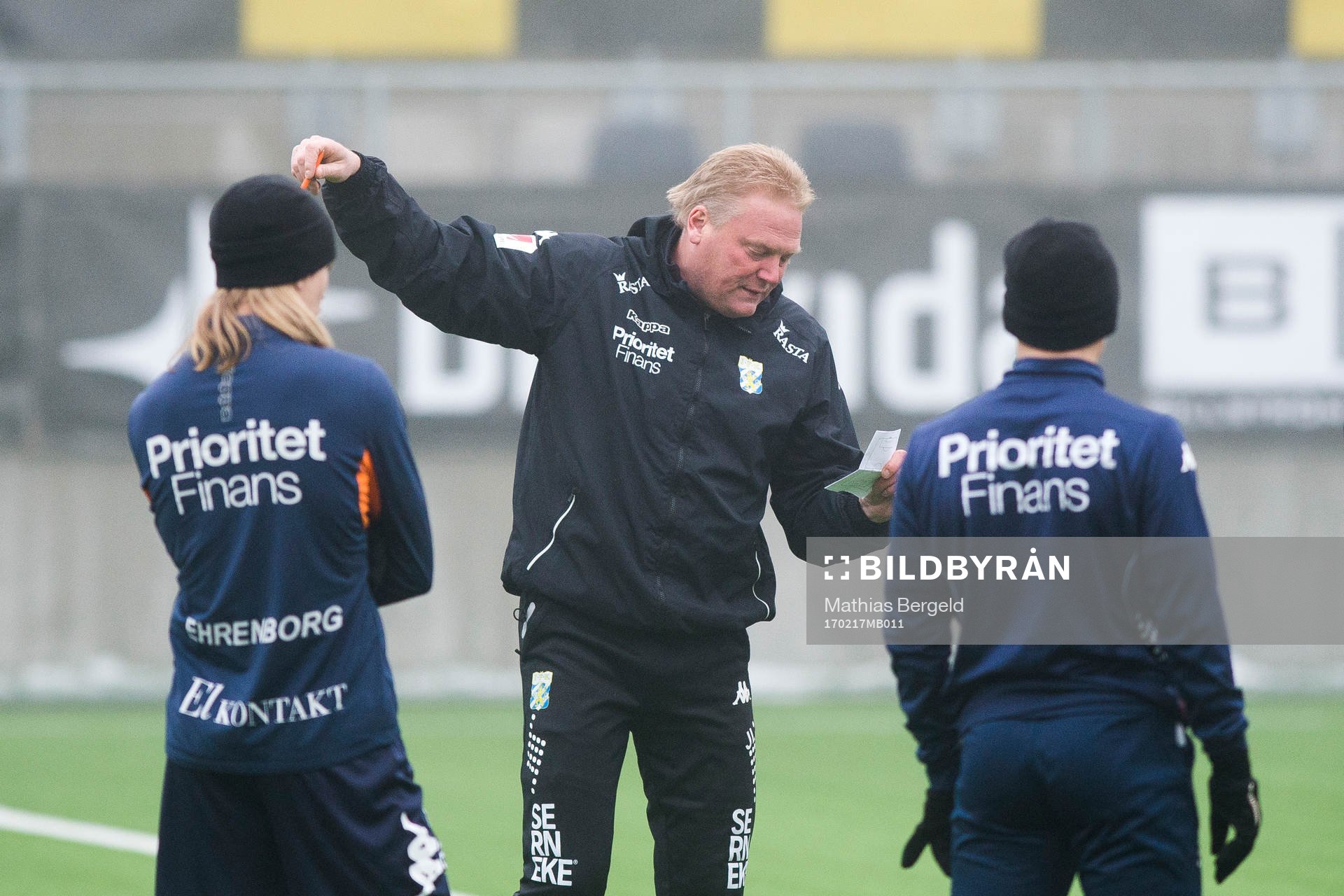 IFK Göteborgs tränare Jörgen Lennartsson instruerar