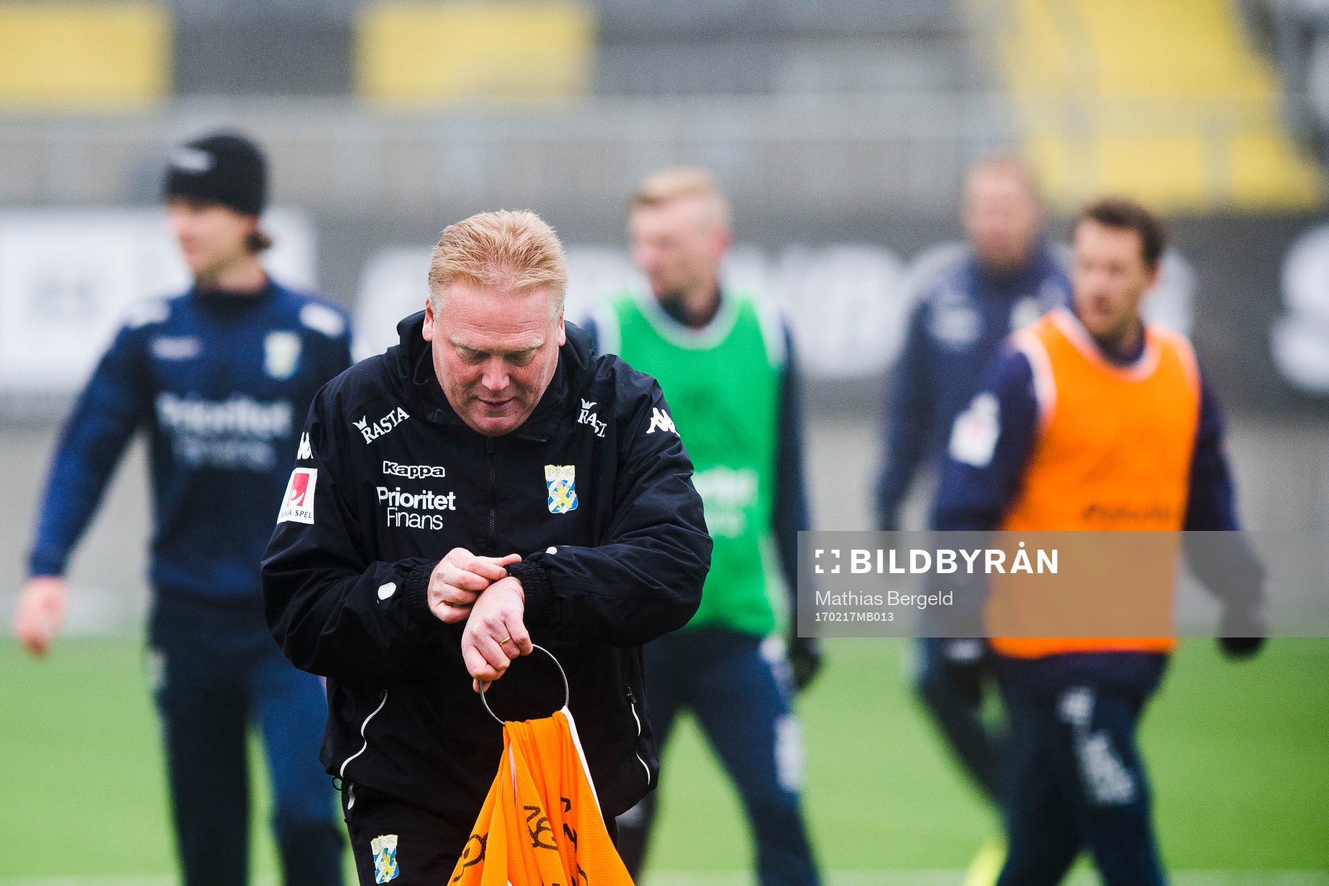 IFK Göteborgs tränare Jörgen Lennartsson kollar på