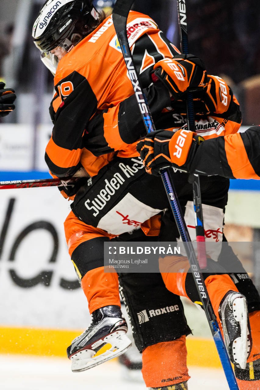 Karlskronas Joachim Rohdin jublar, kramar och lyfter Filip