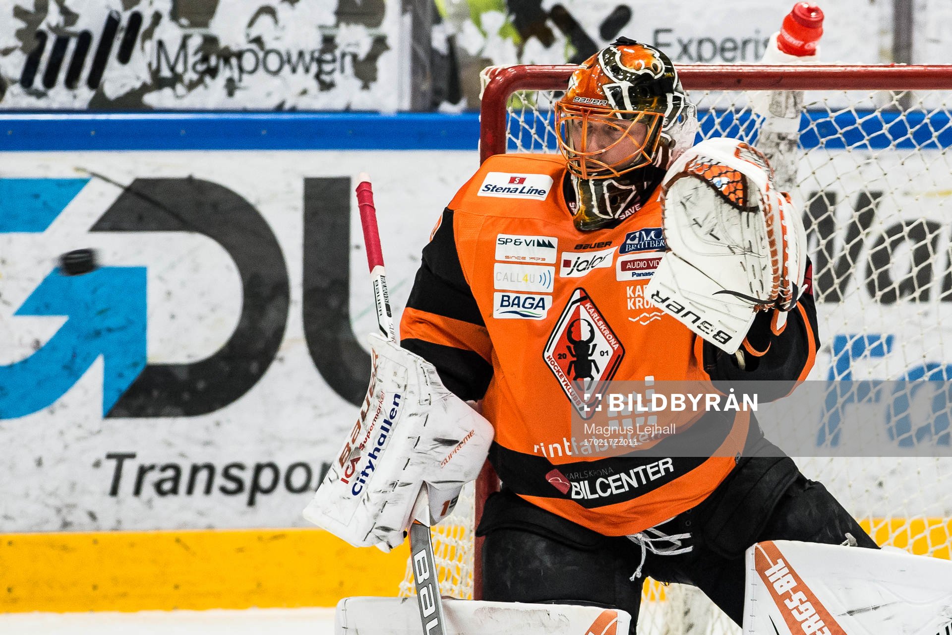 Karlskronas målvakt Johan Holmqvist räddar