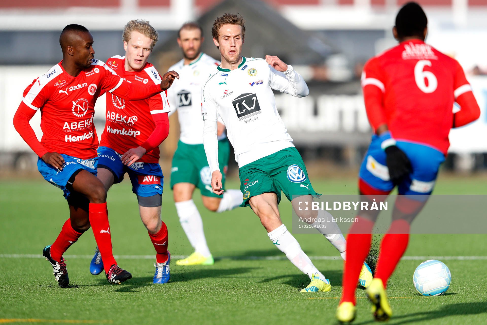 Nyköpings Sal Jobarteh och Hammarbys Fredrik Torsteinbö under fotbollsmatchen i Svenska Cupen mellan Nyköping och Hammarby den 18 februari 2017 i Nyköping.
