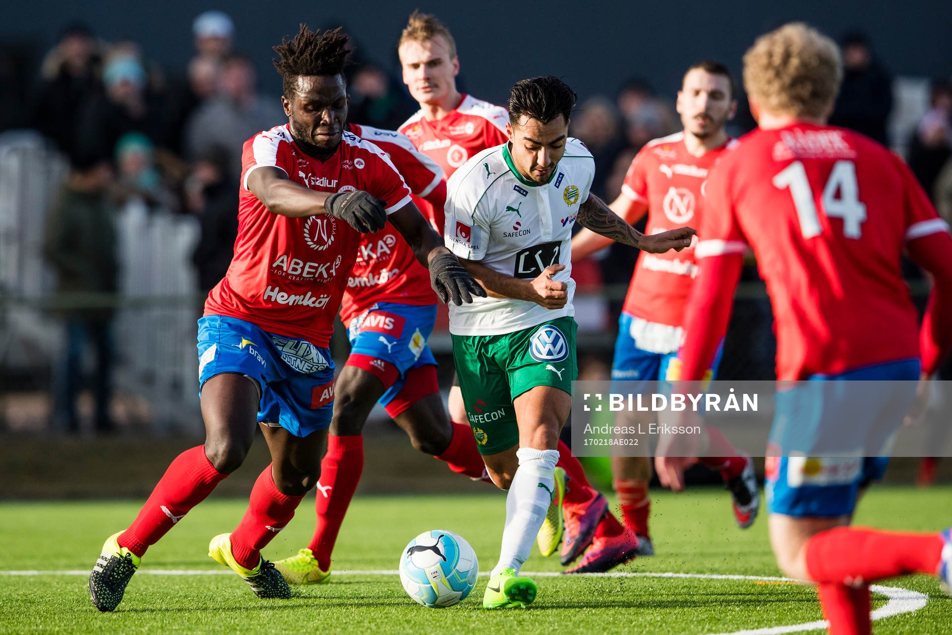 Nyköpings Andrew Jean-Baptiste i kamp om bollen med