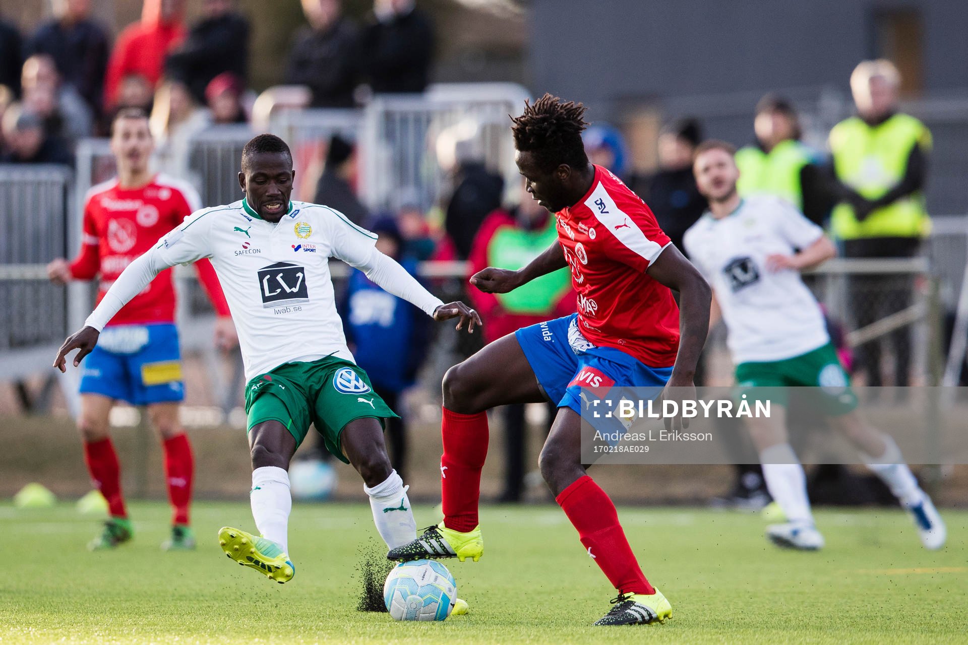 Hammarbys Pa Amat Dibba i kamp om bollen med Nyköpings