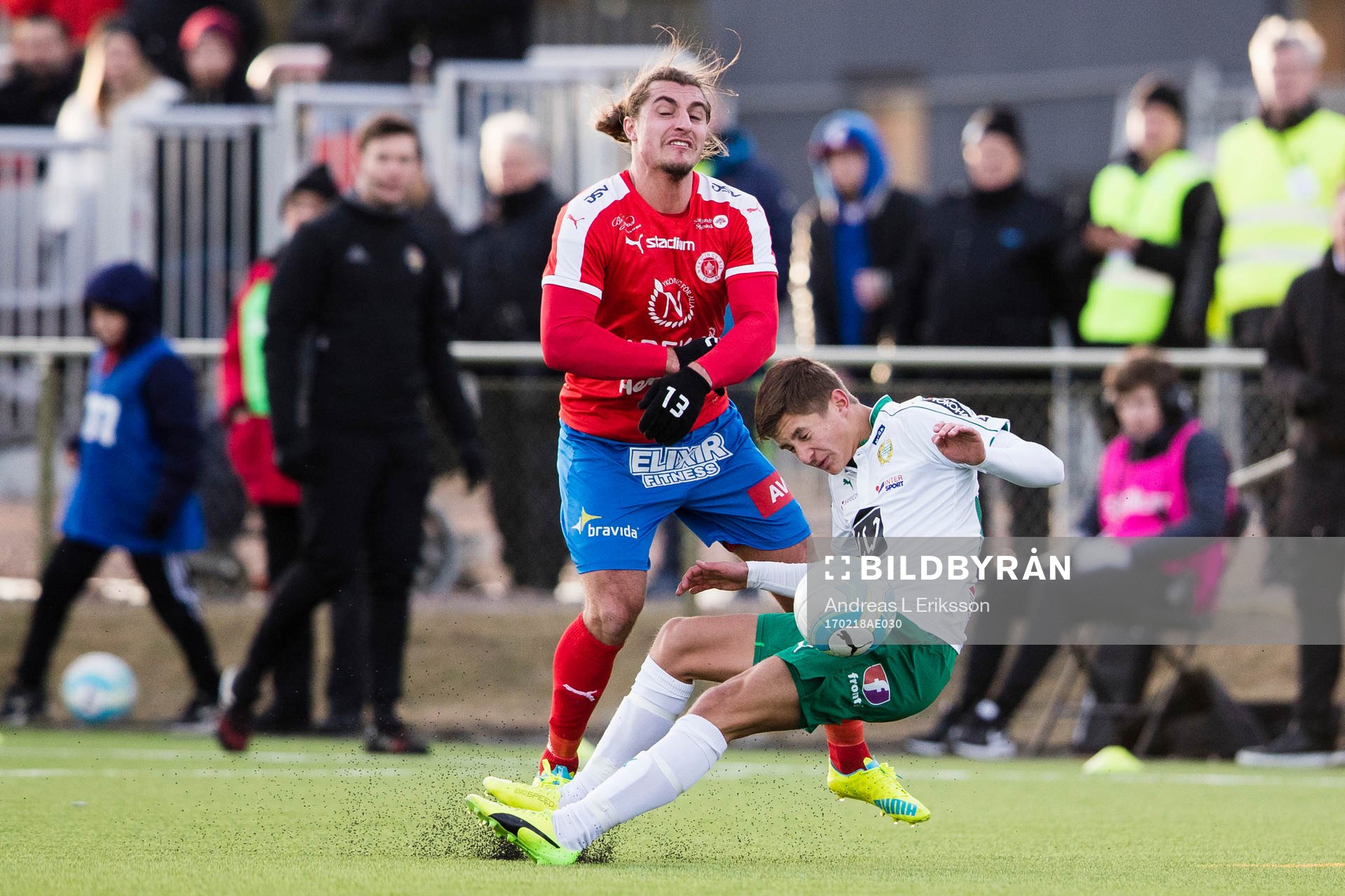 Hammarbys Leo Bengtsson i kamp om bollen med Nyköpings
