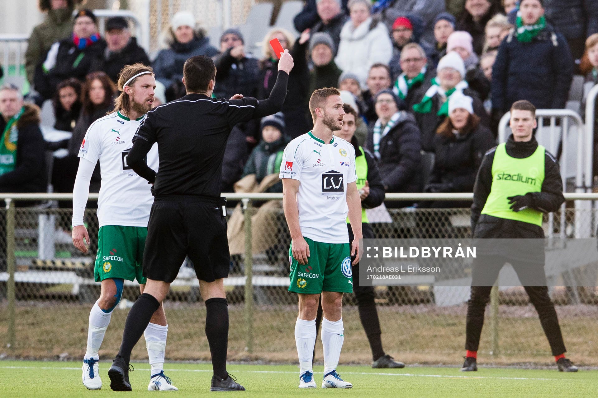 Domare Nermin Cisic visar ett rött kort för Hammarbys