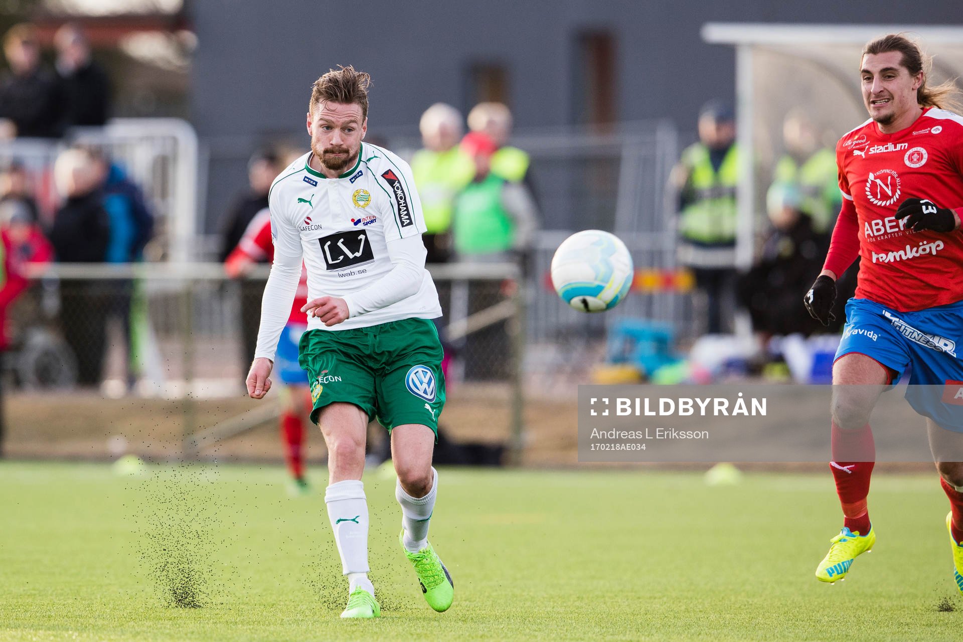 Hammarbys Arnór Smárason med ett skott
