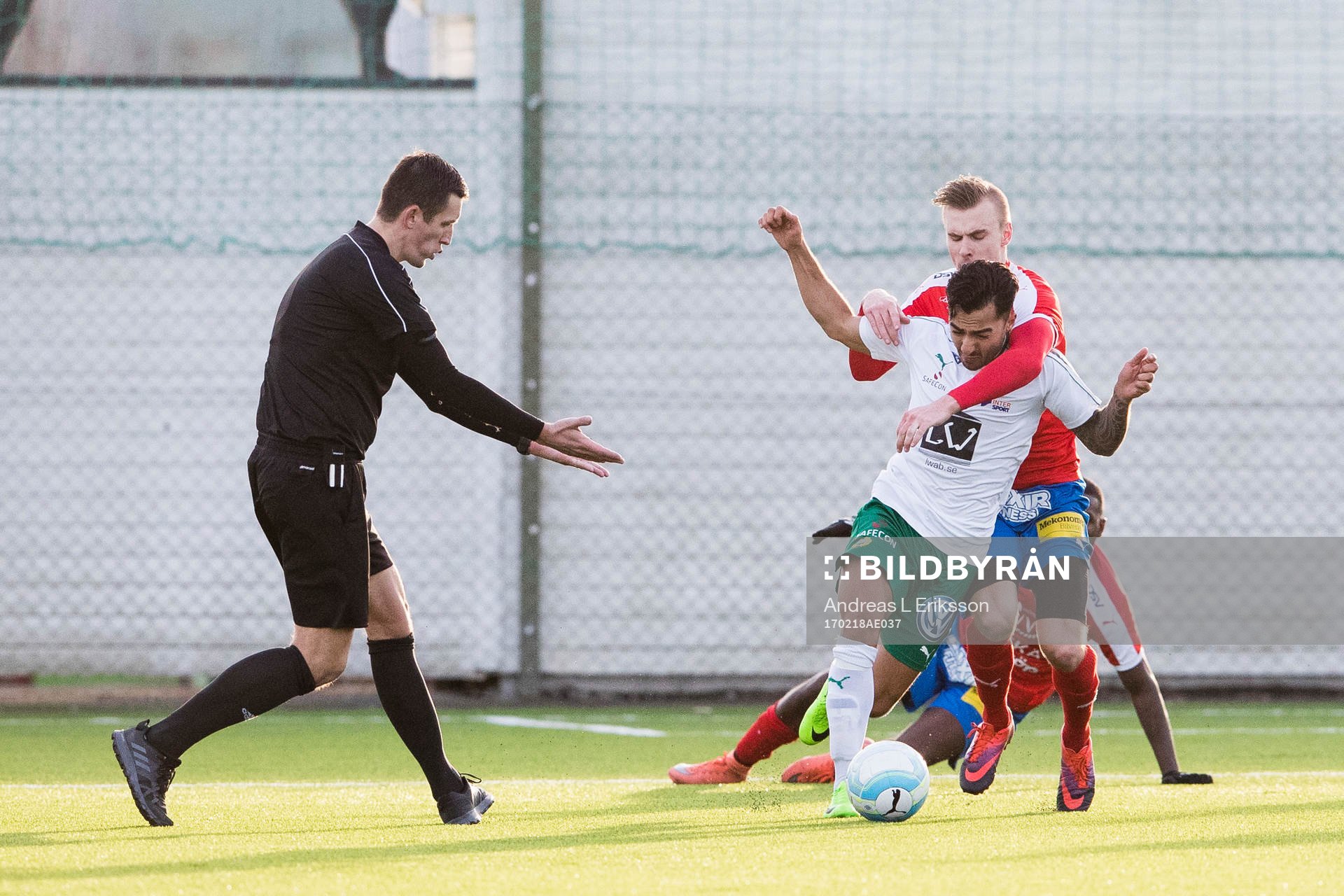 Domaren följer en närkamp mellan Hammarbys Jiloan Hamad