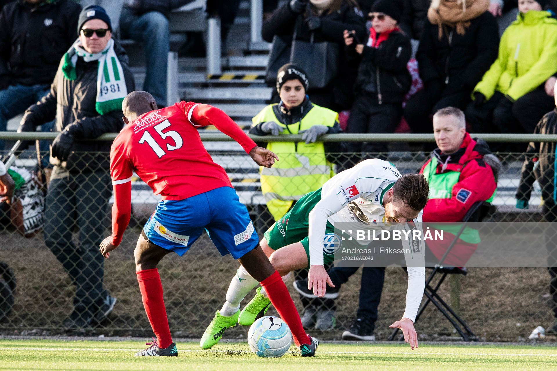 Nyköpings Sal Jobarteh i kamp om bollen med Hammarbys