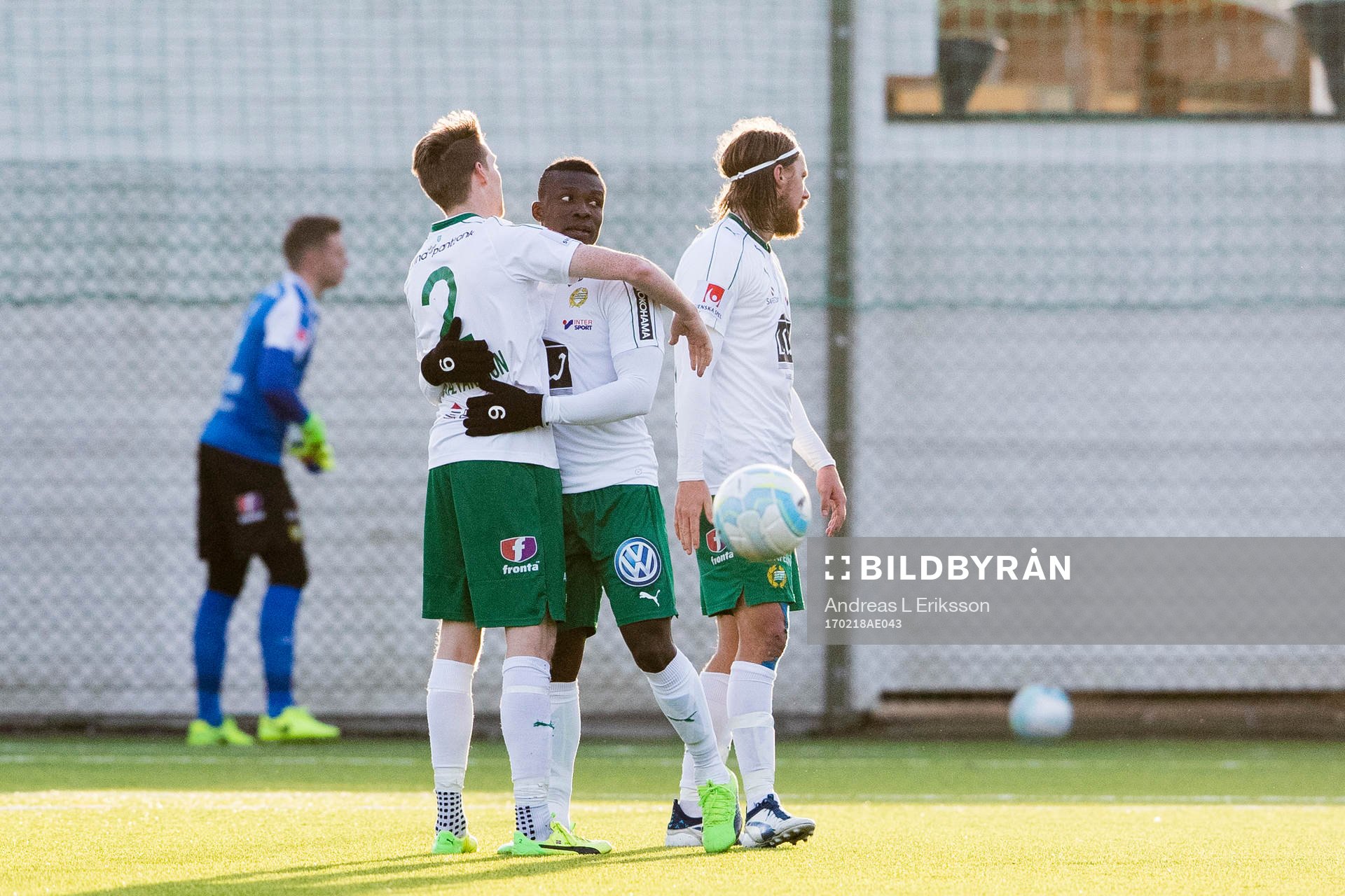 Hammarbys Birkir Már Saevarsson och Joseph Aidoo kramar om