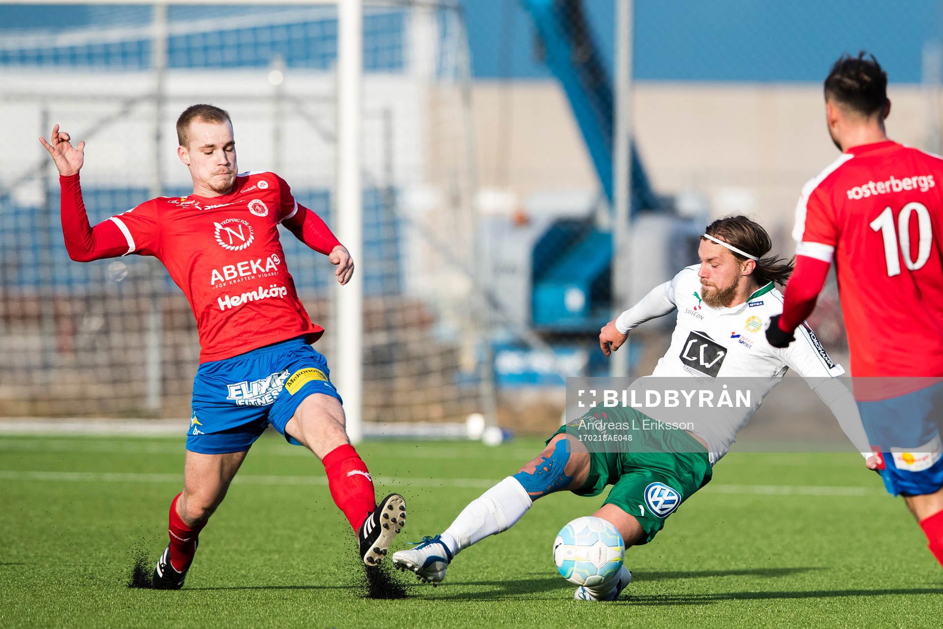 Nyköpings Christoffer Hansebjer i kamp om bollen med