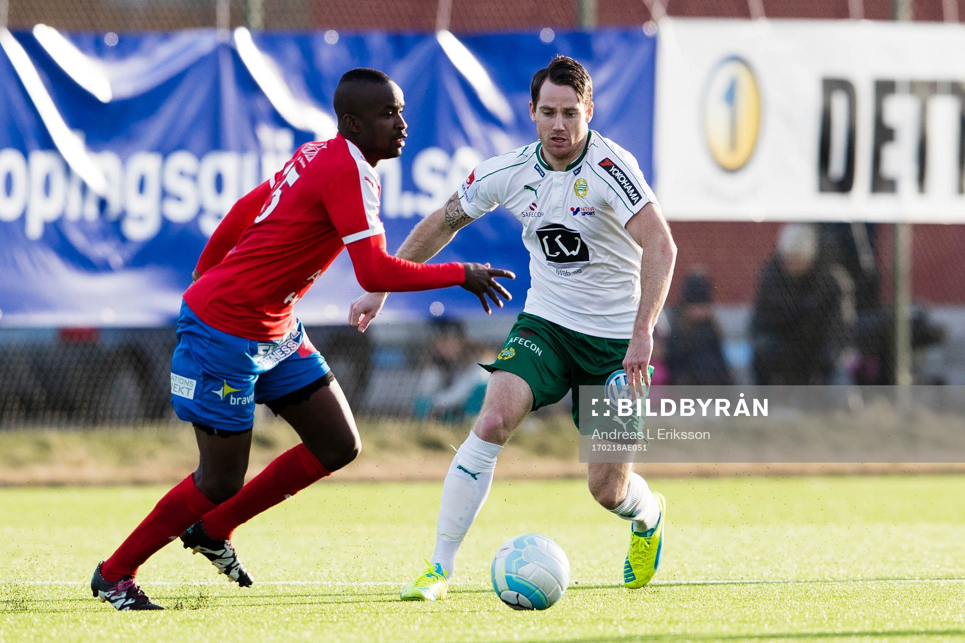 Nyköpings Sal Jobarteh och Hammarbys Johan Persson under fotbollsmatchen i Svenska Cupen mellan Nyköping och Hammarby den 18 februari 2017 i Nyköping.
