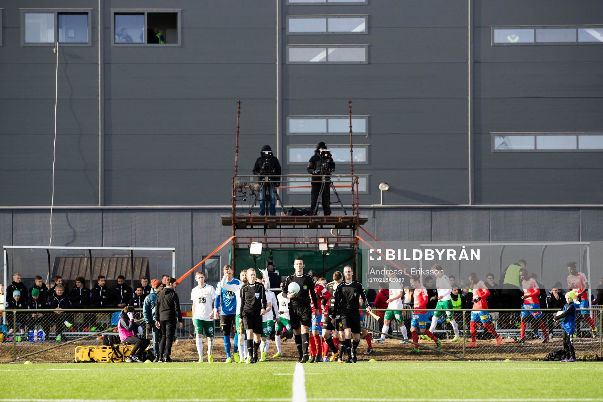 Domare och spelare gör entré