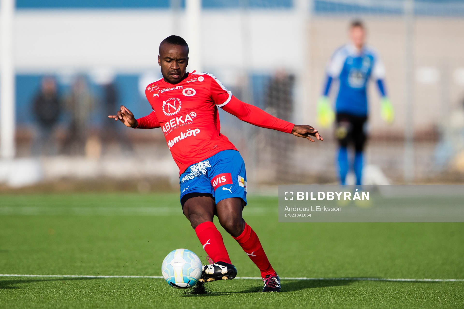 Nyköpings Sal Jobarteh med bollen under fotbollsmatchen i Svenska Cupen mellan Nyköping och Hammarby den 18 februari 2017 i Nyköping.